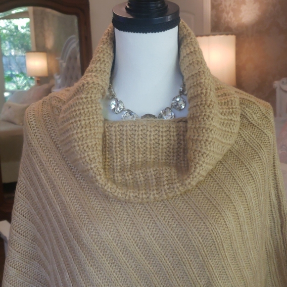 SOFT GOLD CABLEKNIT PONCHO - Picture 2 of 2